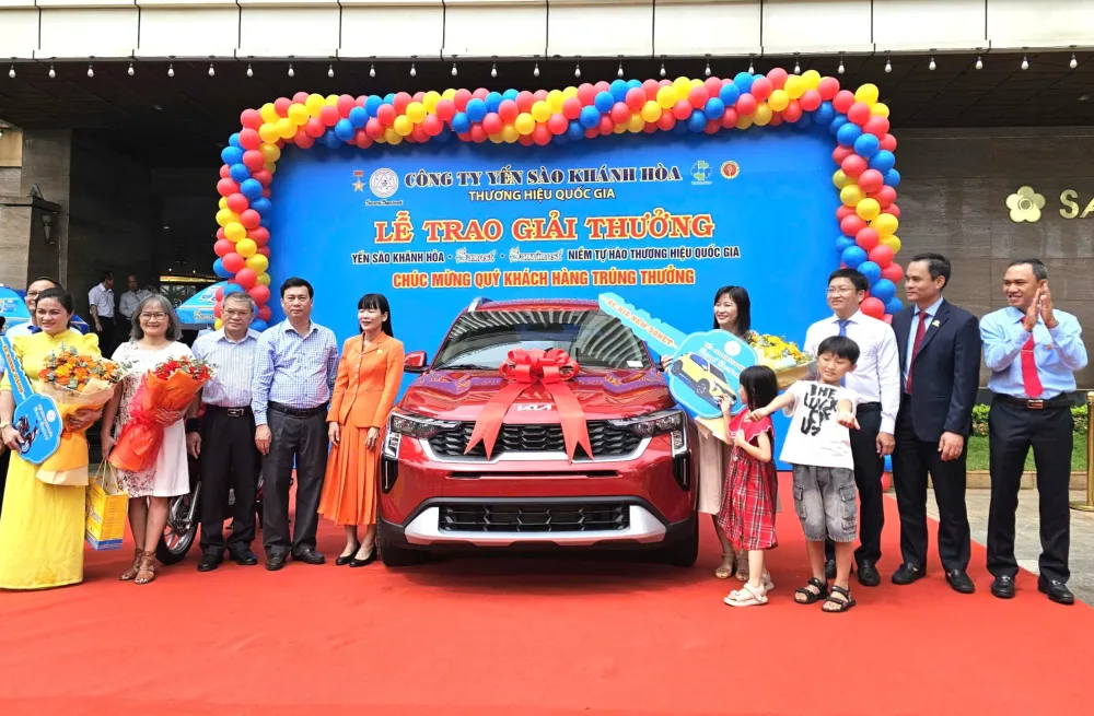 Khách hàng mua yến sào, trúng thưởng ô tôẢNH: HỮU TÚ báo Thanh Niên