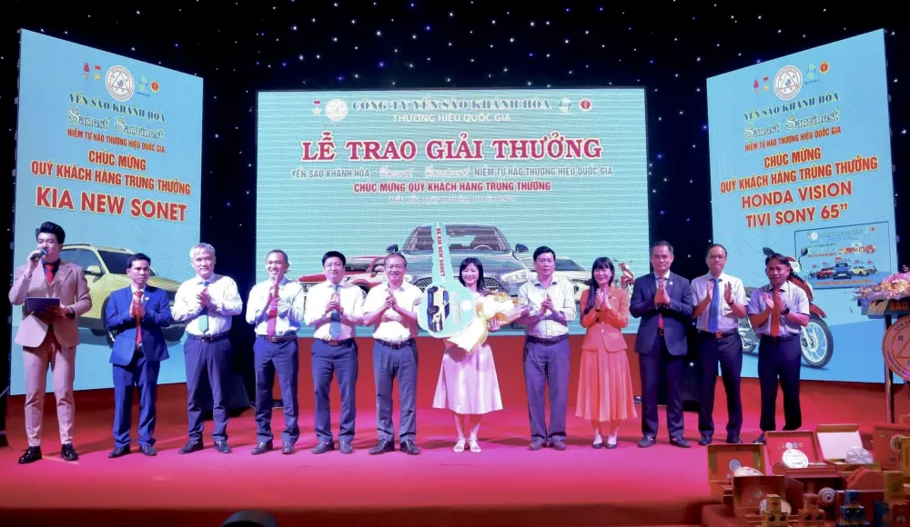 Công ty Yến sào Khánh Hòa trao nhiều giải thưởng giá trị lớn cho khách hàngẢNH: HỮU TÚ báo Thanh Niên