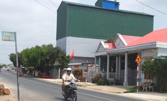 Nhà nuôi chim yến khá hoành tráng ven Quốc lộ 80 thuộc địa bàn thị trấn Hòn Đất, huyện Hòn Đất, tỉnh Kiên Giang