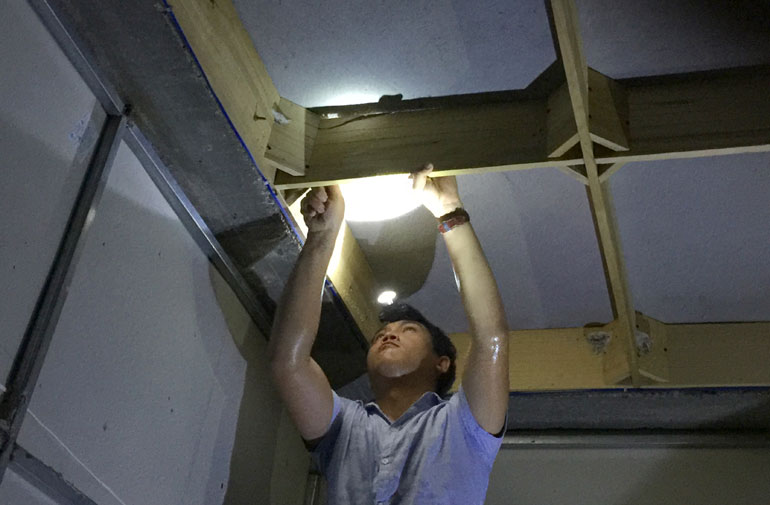 Khai thác tổ yến tại một nhà yến xã Hòa Quang Nam, huyện Phú Hòa - Ảnh: THÁI HÀ
