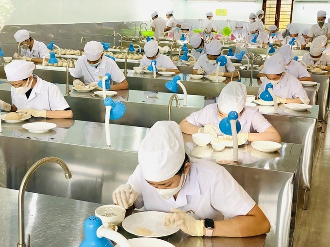 Chế biến yến sào xuất khẩu. Ảnh: Lê Hoàng Vũ.