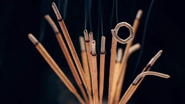 Thắp nhang trong nhà yến